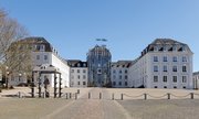 Blick vom Schlossplatz aus auf das Saarbrücker Schloss und den Brunnen