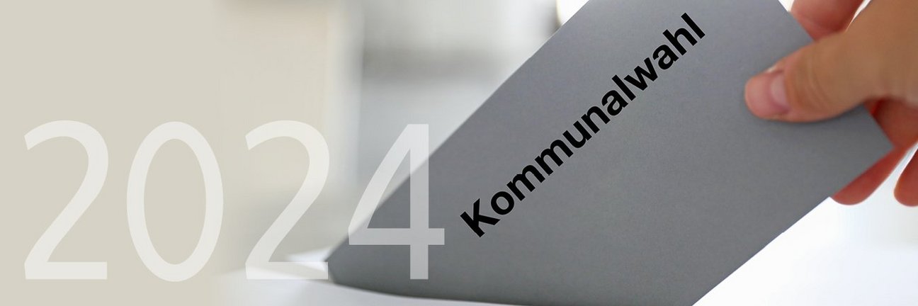 Kommunalwahl 2024 Eine Hand steckt einen Wahlbrief mit der Aufschrift Kommunalwahl in eine Wahlurne. Über dem Bild liegt in transparenter Schrift die Jahreszahl 2024.