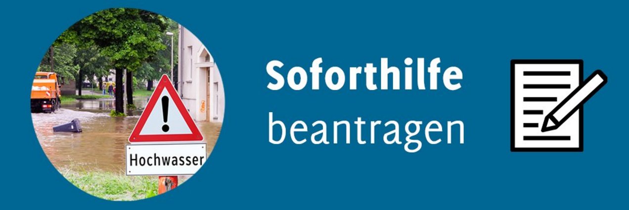 Auf blauem Grund ist in einem Kreis eine überflutete Straße und ein Warnschild "Hochwasser" zu sehen. Daneben steht der Text "Soforthilfe" beantrage und ein Icon das einen Antrag mit einem Stift darstellt.